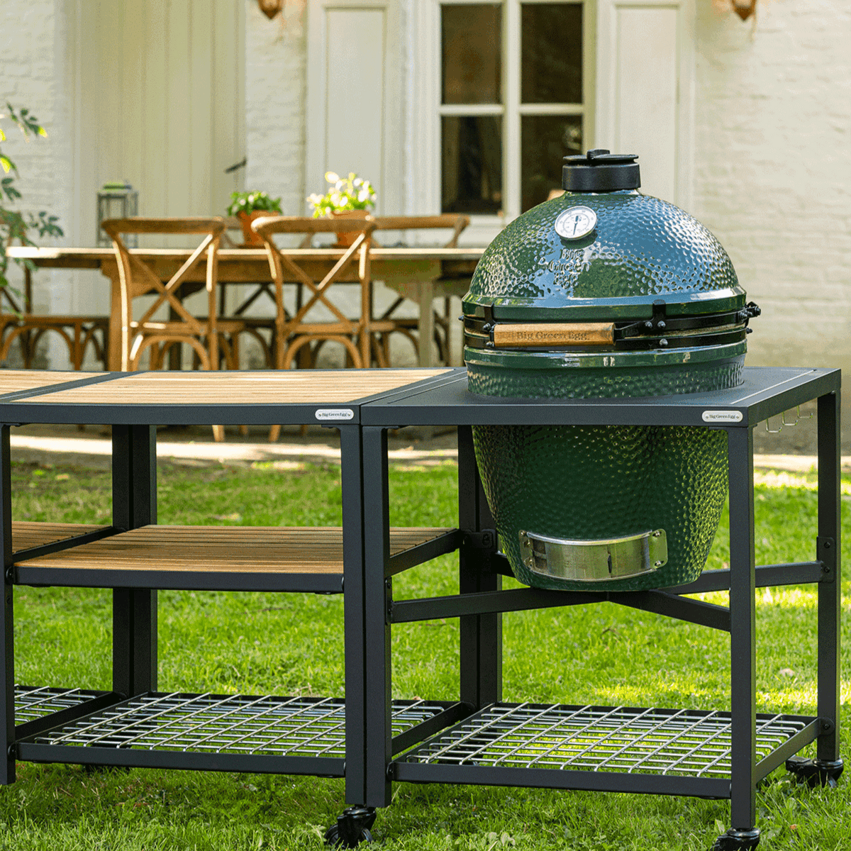 Medium Big Green Egg in a Modular Nest Package